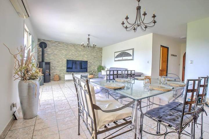 Location de vacances pour 6 personnes, avec piscine ainsi que jardin et vue dans Saint-Pierre-de-Chignac - 3
