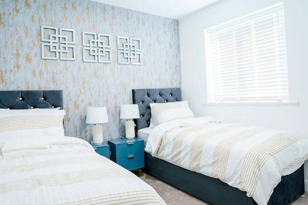 Cosy 3 Bedroom House Set In Manchester Free wifi & private parking in Leigh, Grand Manchester