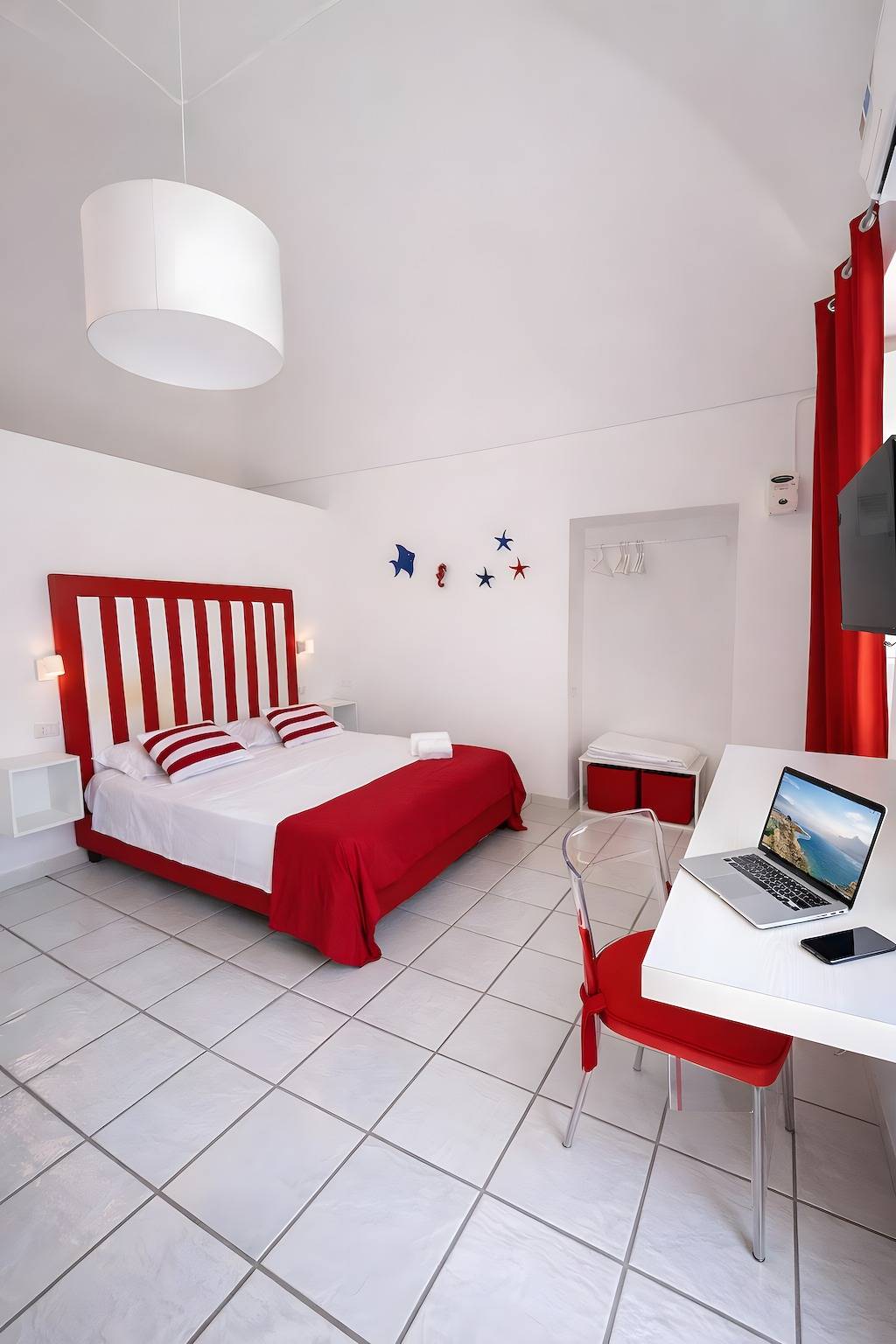 Ganze Wohnung, Apartment „Red Room“ mit Bergblick, Wlan und Klimaanlage in Meta, Sorrento Coast