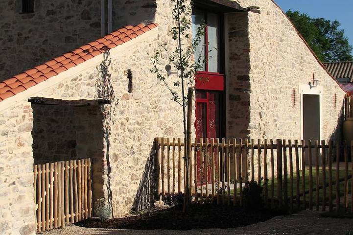 Gîte pour 6 personnes, avec Jacuzzi ainsi que Terrasse et Jardin à Les Clouzeaux