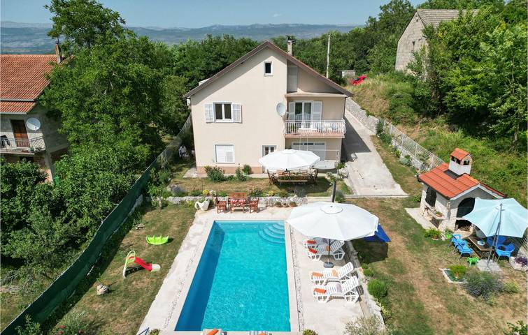 Gemütlich, 2 km von Sinj entfernt: Modernes Apartment mit Terrasse und WLAN in Sinj, Dalmatinisches Zagora
