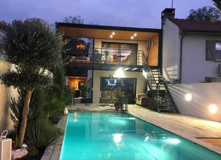 Gîte pour 2 personnes, avec Balcon et Terrasse ainsi que Jardin et Piscine à Comblanchien