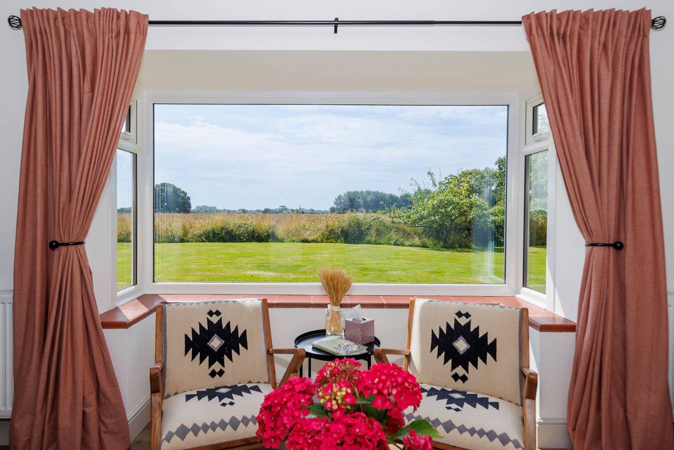 Charming 3-Bed Country Cottage with Hot Tub in West Wittering, West Sussex