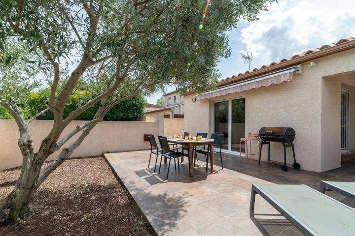 Location de vacances pour 6 personnes, avec terrasse ainsi que jardin et piscine à Bouillargues