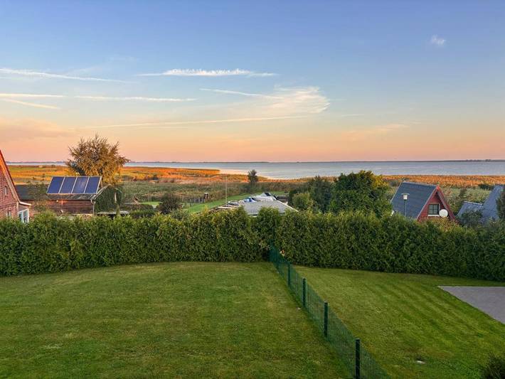 Ferienwohnung für 6 Personen, mit Balkon und Terrasse sowie Garten und Seeblick