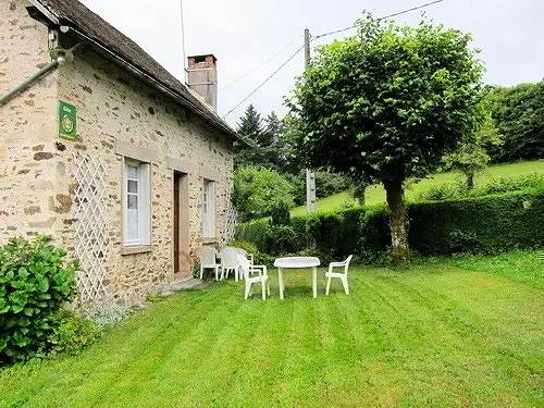 Gîte pour 6 personnes, avec terrasse à Benayes