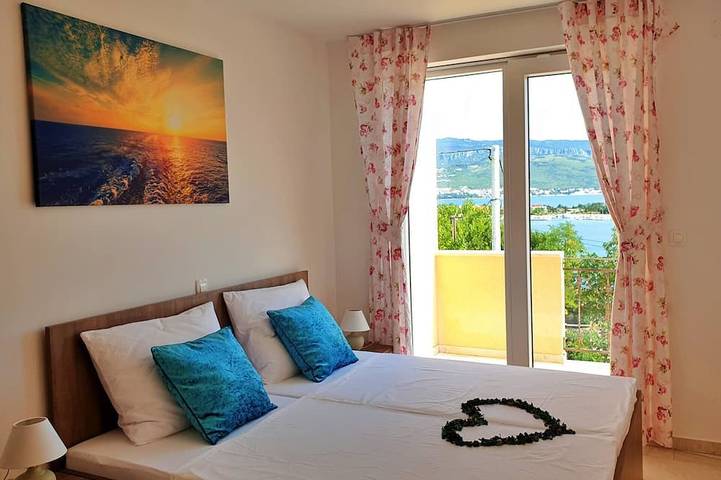 Appartement entier, Appartement Rebeka - vue mer, 160 m de la mer, terrasse, balcon, aire de jeux in Silo (Krk), Krk