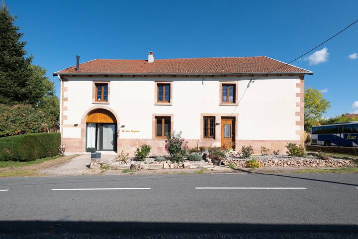 Chambre d’hôtes « Chambre Douglas avec salle de bains », terrasse partagée, Wi-Fi, climatisation in Champdray, Saint-Dié-des-Vosges