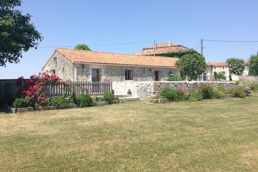 Malerische, tolle Lage und ein Pool! in Bessac, Charente