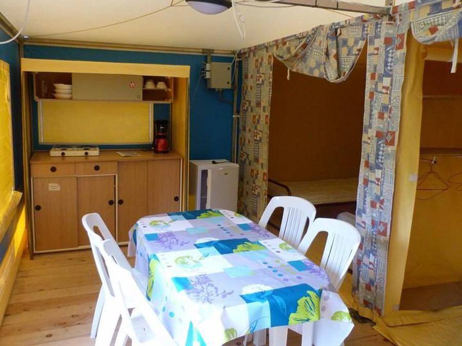 Flower Camping la Pibola - Glamping tent 5 persons - Bungalow Toilé Prunier Standard 25m² (without sanitary facilities) - 2 bedrooms + uncovered terrace 10m² 5 pers. in Camon, Ariège
