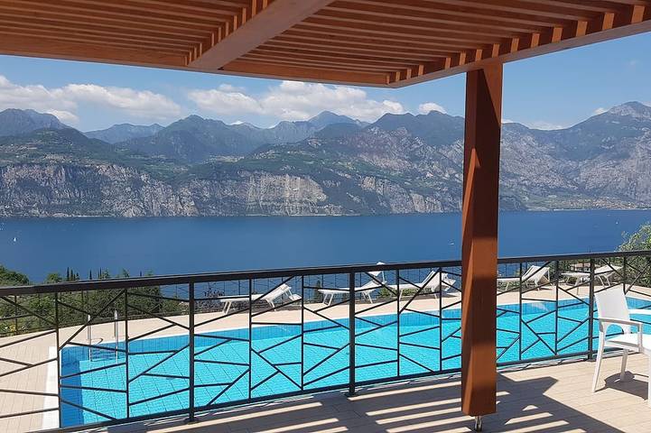 Holiday rental for 3 people, with balcony and garden as well as pool in Malcesine