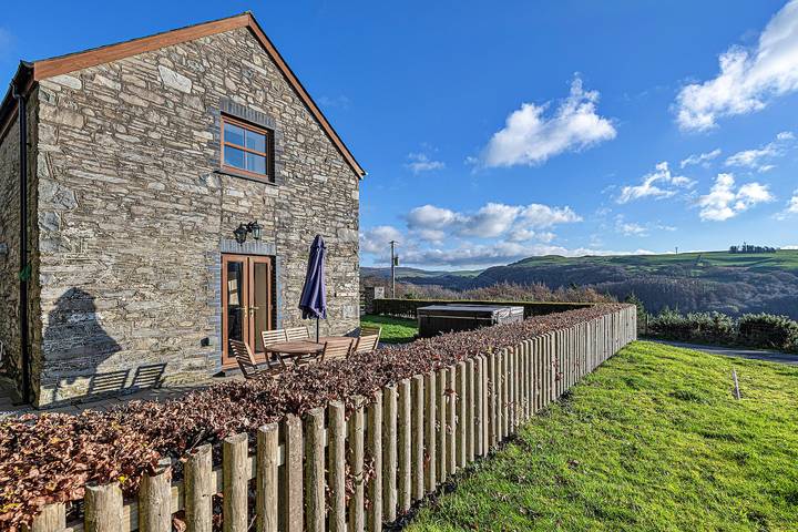 Holiday rental for 6 people, with Hot tub and Garden in Mid-Wales