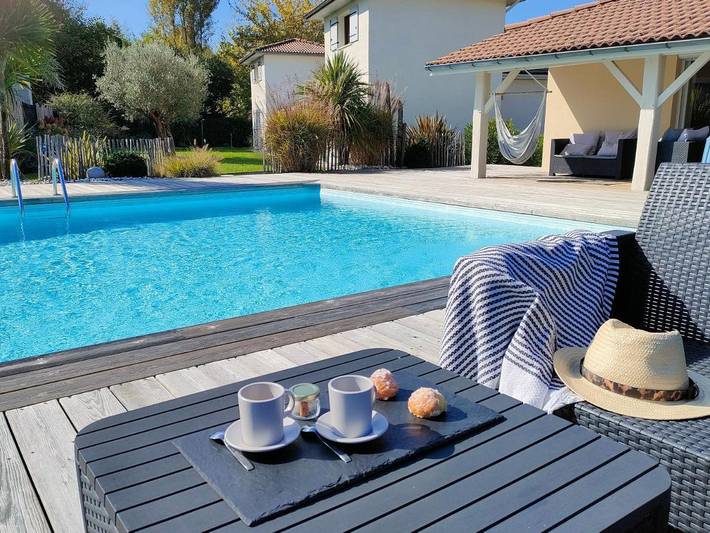 Location de vacances pour 2 personnes, avec piscine ainsi que vue et jardin à Saint-Sulpice-et-Cameyrac