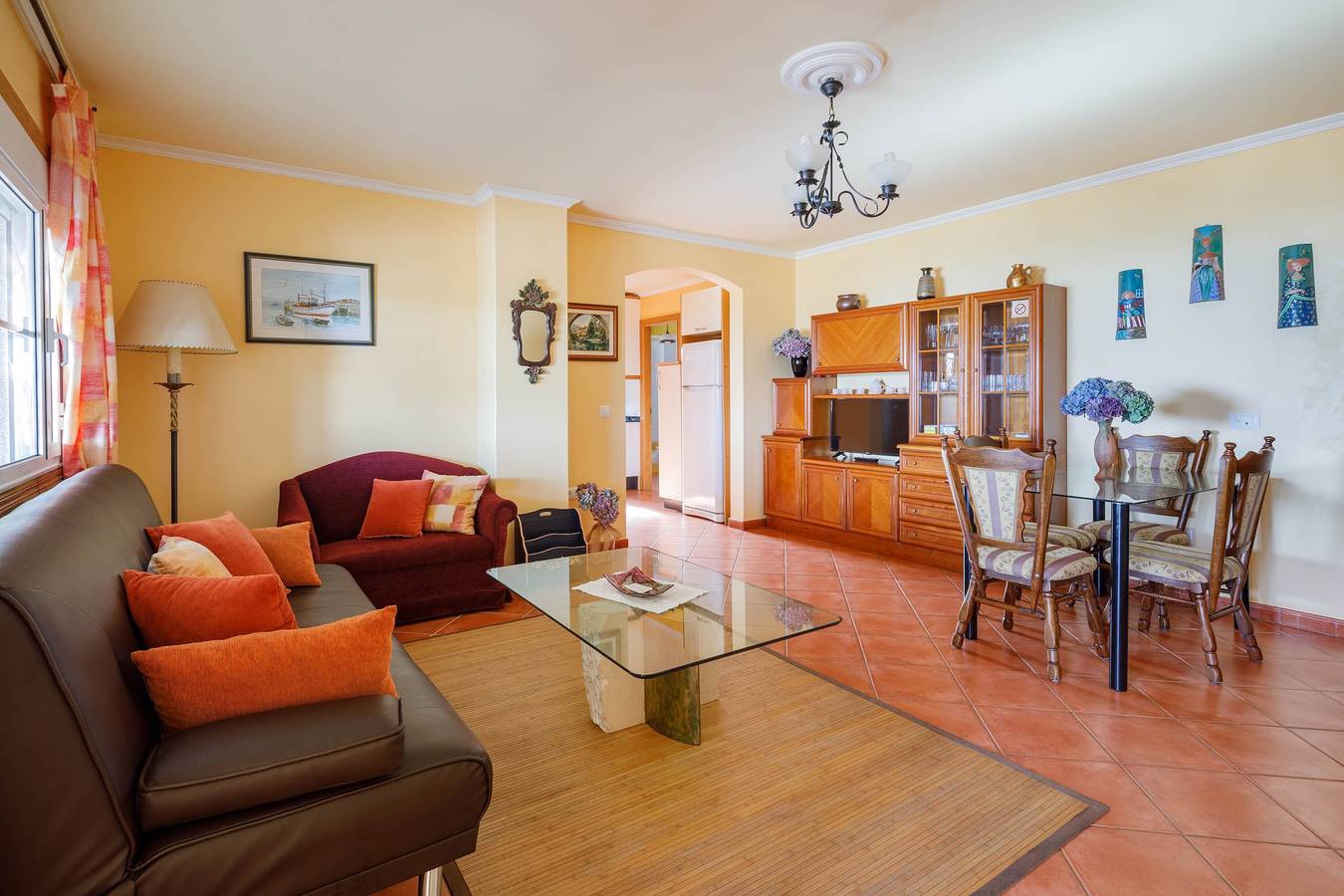 Apartamento entero, "Apartamento con jardin en un chalé" con vistas a la montaña, Wi-Fi, jardín y terraza in Bueu, Rias Baixas