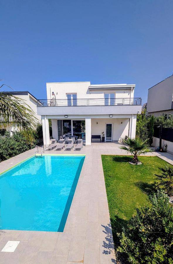 Ferienhaus für 12 Personen, mit Balkon und Terrasse sowie Garten und Pool