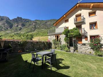 Gîte pour 6 personnes, avec terrasse ainsi que vue et jardin à Espot