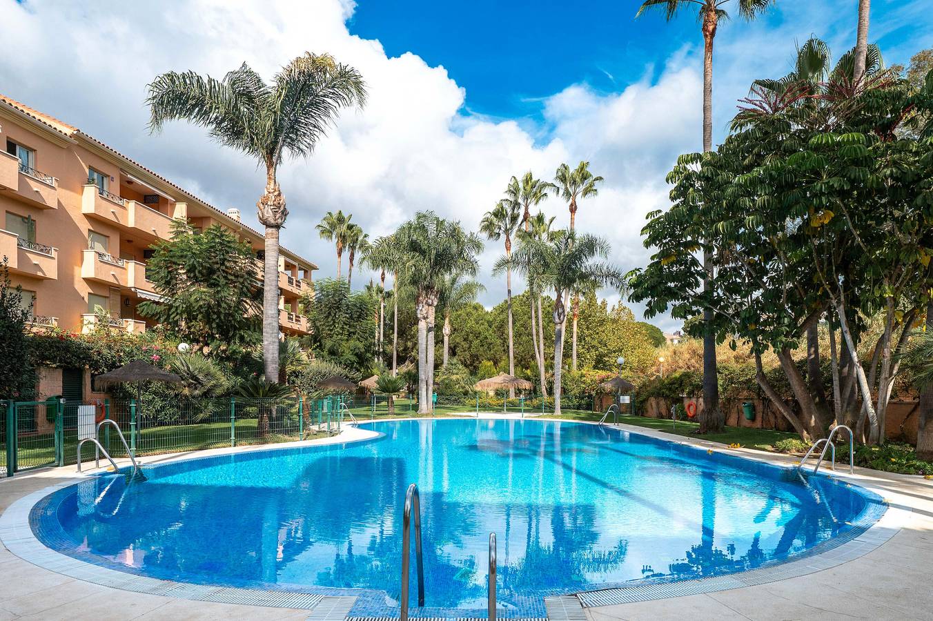 Geheel appartement, Appartement 'Dunas and Beach Marbella Cabopino' met Gedeeld Zwembad, Wi-Fi en Airconditioning in Carib Playa, Marbella