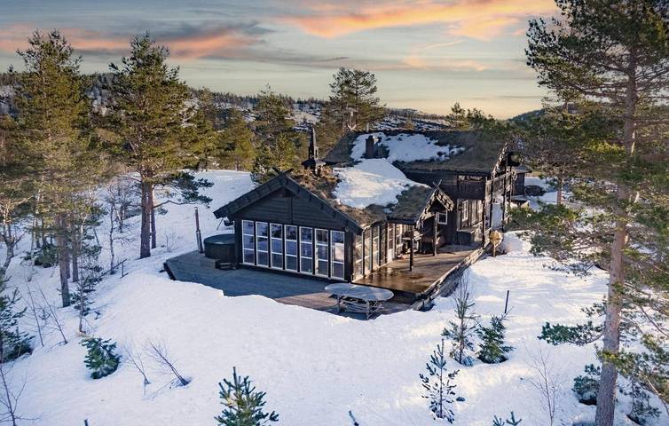 Feriehus for 10 personer, Terrasse og Hage i tillegg til Sauna og Utsikt i Telemark