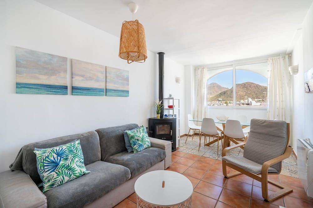 Entire apartment, Stunning 2 bed apartment- private terraces, shared pool and Bbq area great views in San José (Almeria), Níjar