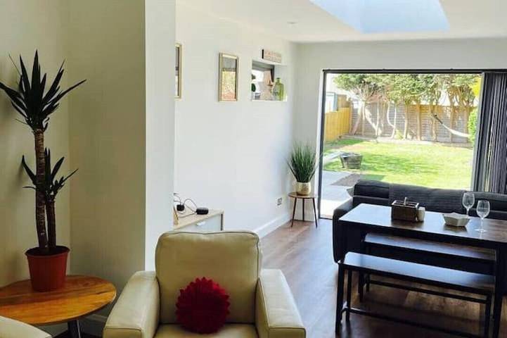 Ferienwohnung für 4 Personen, mit Pool und Garten in Worthing