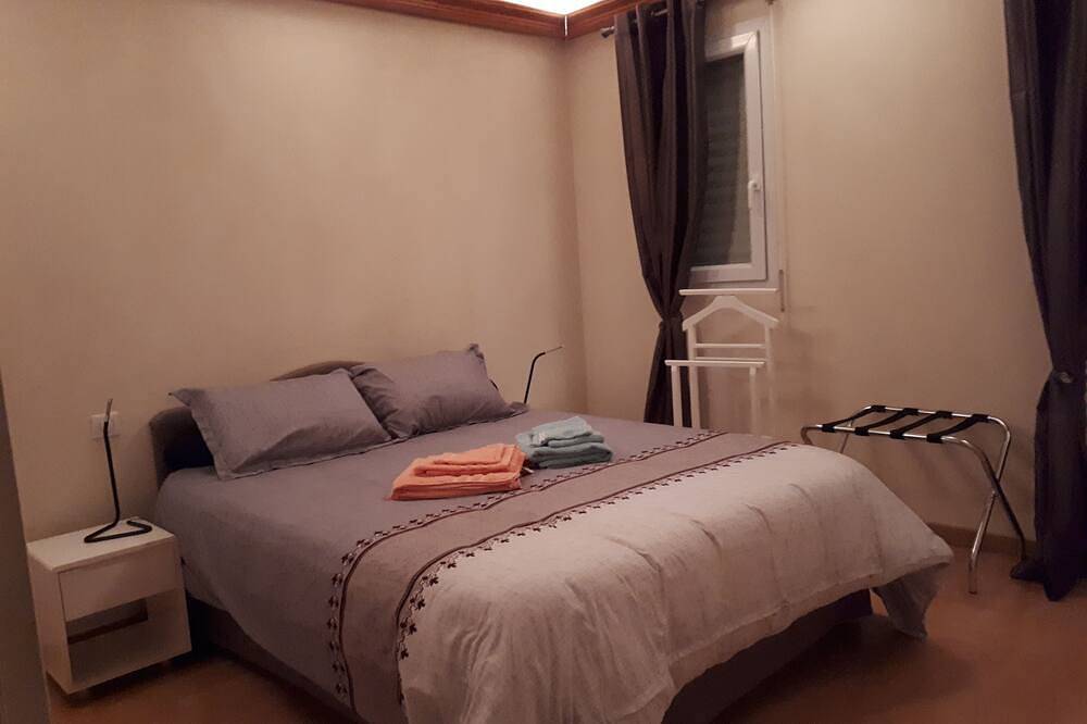 Maison au calme dans quartier résidentiel, d'un village creusois, avec piscine in Anzême, Région de Guéret