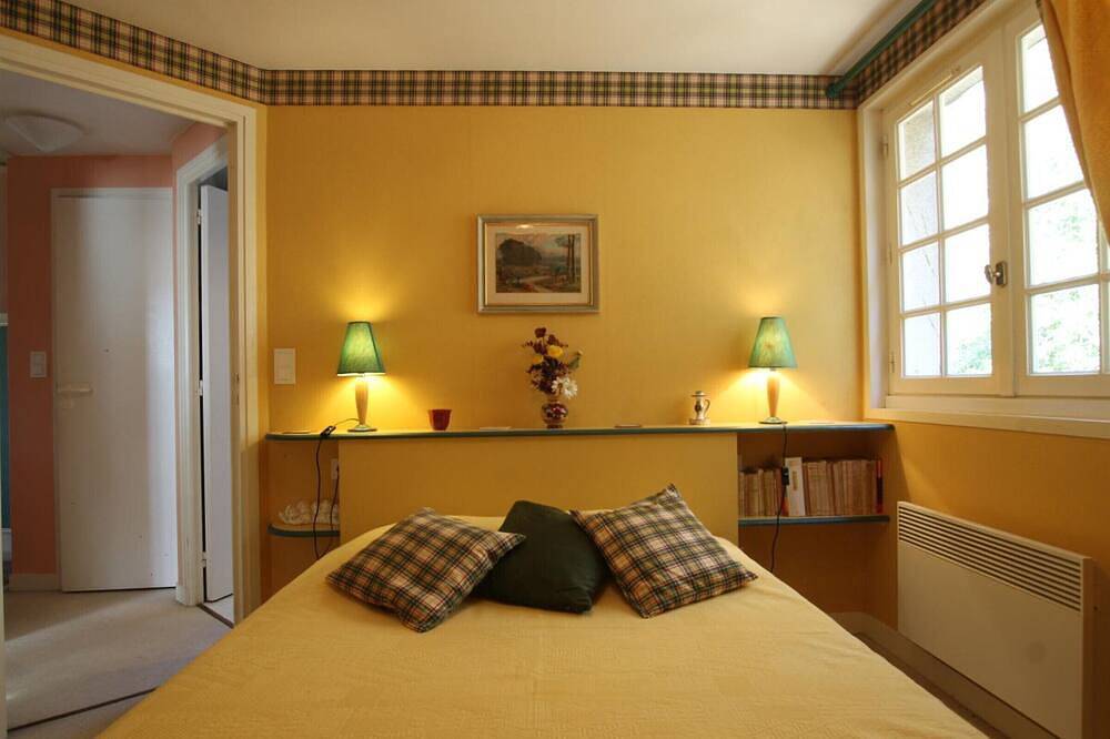 Évasion Normande : Maison avec Cheminée et Jardin Privé in Le Mesnil-Amand, Région de Coutances