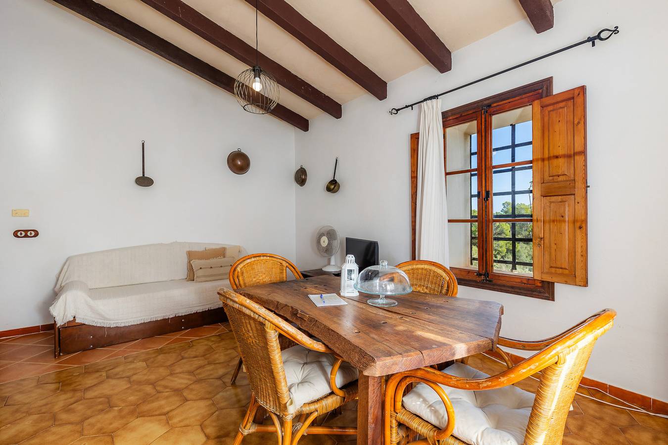 Entire apartment, Holiday Apartment "Es Mulí" with Mountain View, Shared Pool & Wi-Fi in Petra, Majorca Center