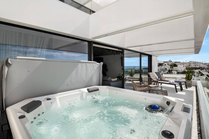 Ganze Wohnung, Ferienwohnung Gran Suit Horizonte mit Meerblick, Whirlpool & Wlan in Puerto del Carmen, Tías