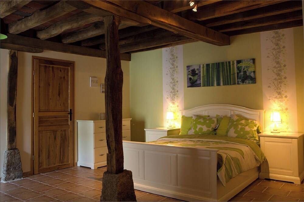 Charmantes Haus, Schwimmbad, Whirlpool, Fitnessraum, Sauna in Charensat, Puy-de-Dôme