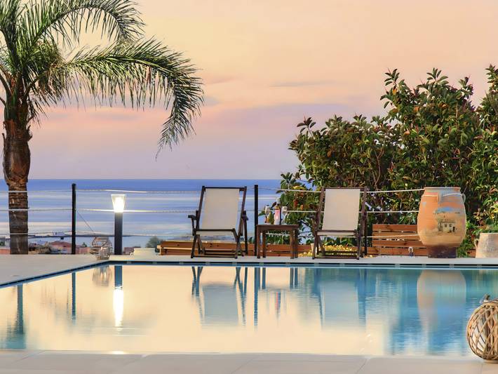 Location de vacances pour 17 personnes, avec jardin ainsi que terrasse et piscine dans Georgioupoli