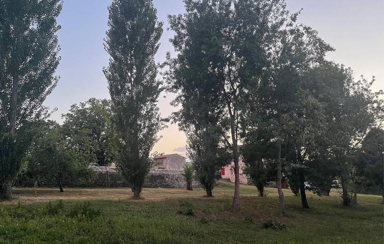 Acogedor apartamento con piscina, jardín y wifi cerca del río Charente in Les Gonds, Saintes region