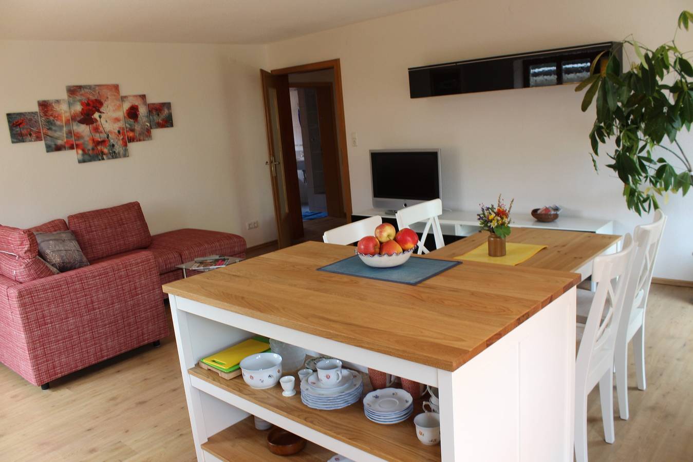 Ganze Wohnung, Ferienwohnung 'Große In Altem Hofgut' mit Balkon und Wi-Fi in Hilzingen, Hegau