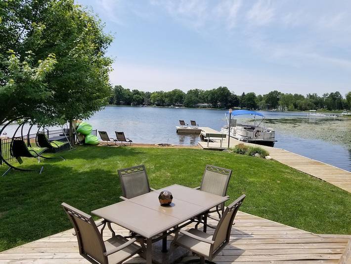 Vacation rental for 16 people, with yard and hot tub in Oakland County