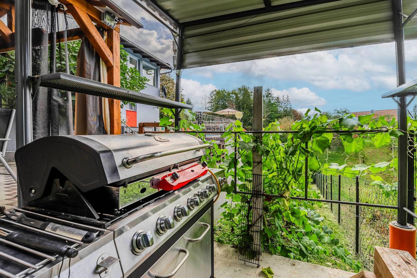 Riverside House with Pool and Hot Tub in Karlovac, Karlovac und Umgebung