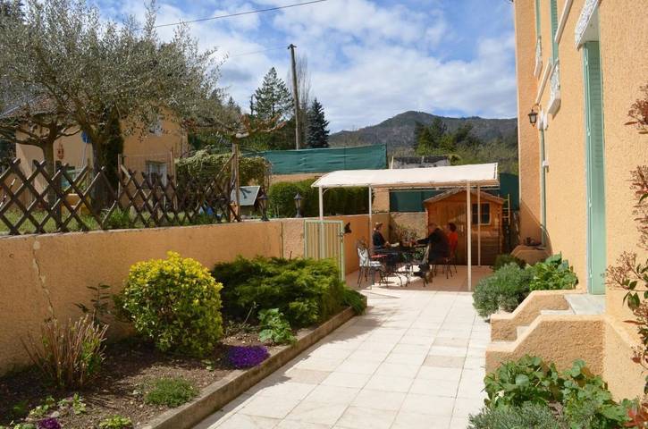 Chambre d’hôte pour 7 personnes, avec Terrasse et Jardin ainsi que Piscine et Vue