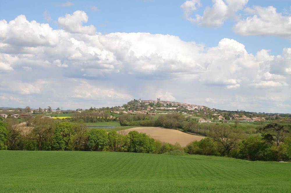 Entire apartment, Lovely, cosy apartment for 4 people in a charming medieval village in Monflanquin, Villeneuve-sur-Lot region