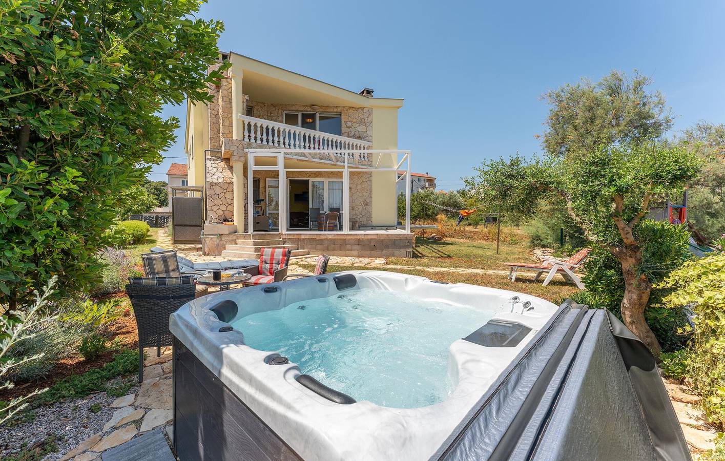 Ganze Ferienwohnung, Ferienwohnung für 8 Personen mit Terrasse in Ugrinici, Tkon