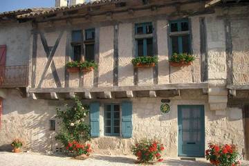 Location de vacances pour 5 personnes, avec terrasse ainsi que jardin et piscine à Montjoi