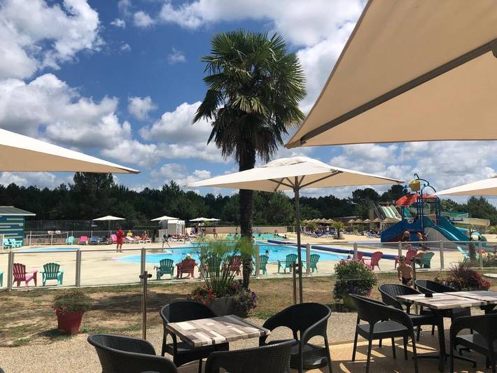 Camping pour 6 personnes, avec jardin et piscine, adapté aux familles