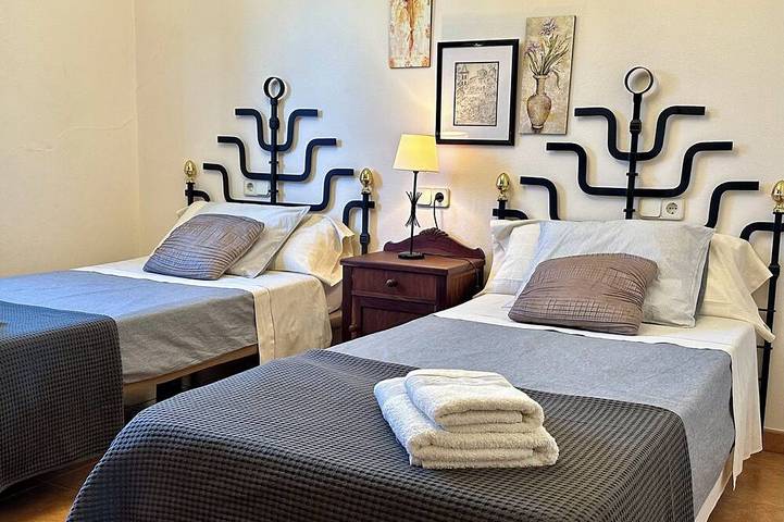 Can Benasque: piscina privada, vista panorámica, Internet in Sineu, Interior de Mallorca