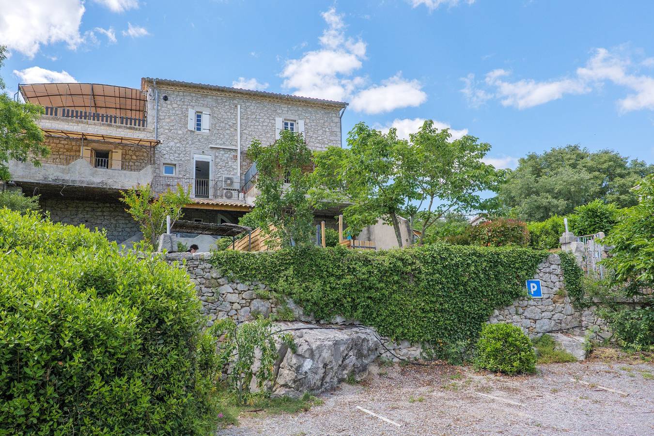 Ganze Wohnung, Gîte „Les Combes“ mit Gemeinschaftspool, Wlan und Klimaanlage in Chauzon, Ardèche