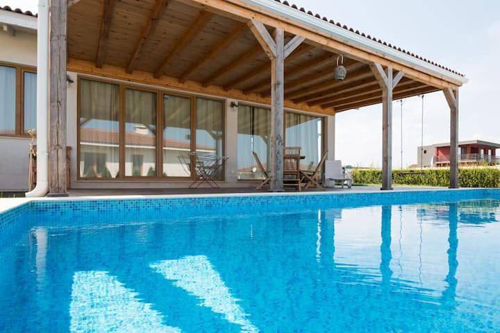 Ferienhaus für 7 Personen, mit Terrasse und Garten sowie Pool und Ausblick