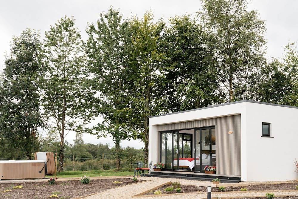 Lakescape: Self-Catering Lodges (Roma) With Hot Tub in County Fermanagh