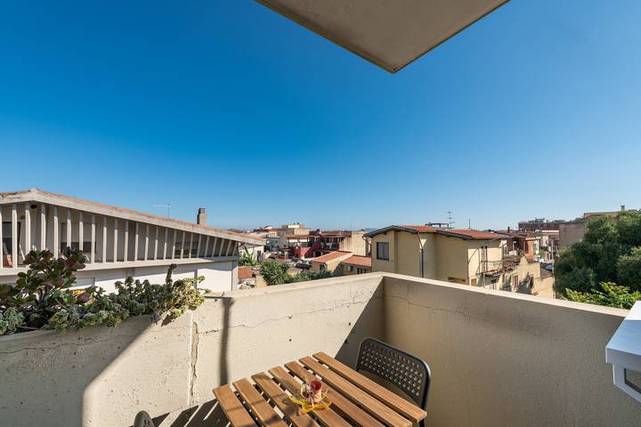 Ganze Wohnung, Ferienwohnung 'La Casa del Sole' in Meeresnähe mit Balkon und Wlan in Selargius, Campidano