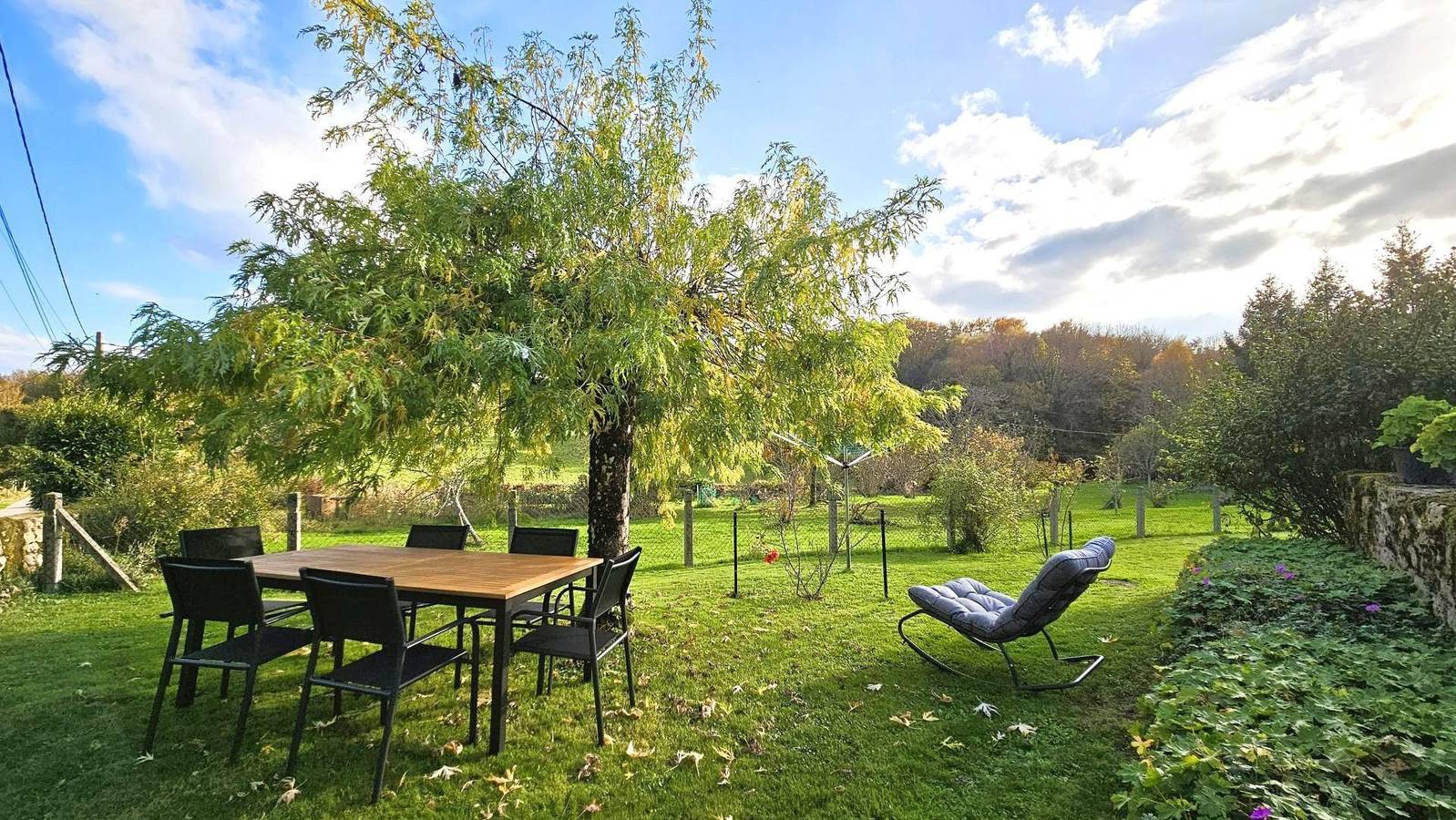 Cozy Gite with TV, Garden, 2BR, Wifi, Near Le Gareloup Lake in Darazac, Tulle region