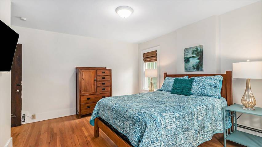 Vacation rental for 33 people, with hot tub and yard as well as sauna and balcony, with pets in Ann Arbor