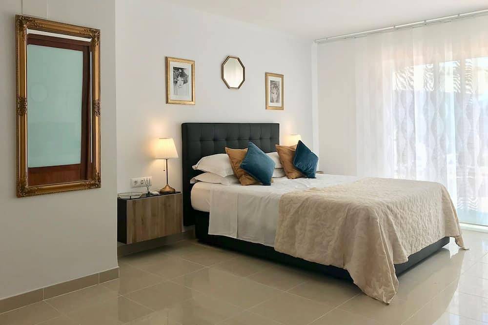 Large modern villa in quiet surroundings with large private pool. in Alcalalí, Costa Blanca