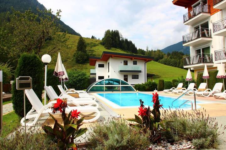 Ferienwohnung für 3 Personen, mit Balkon und Sauna sowie Ausblick und Pool in Maishofen