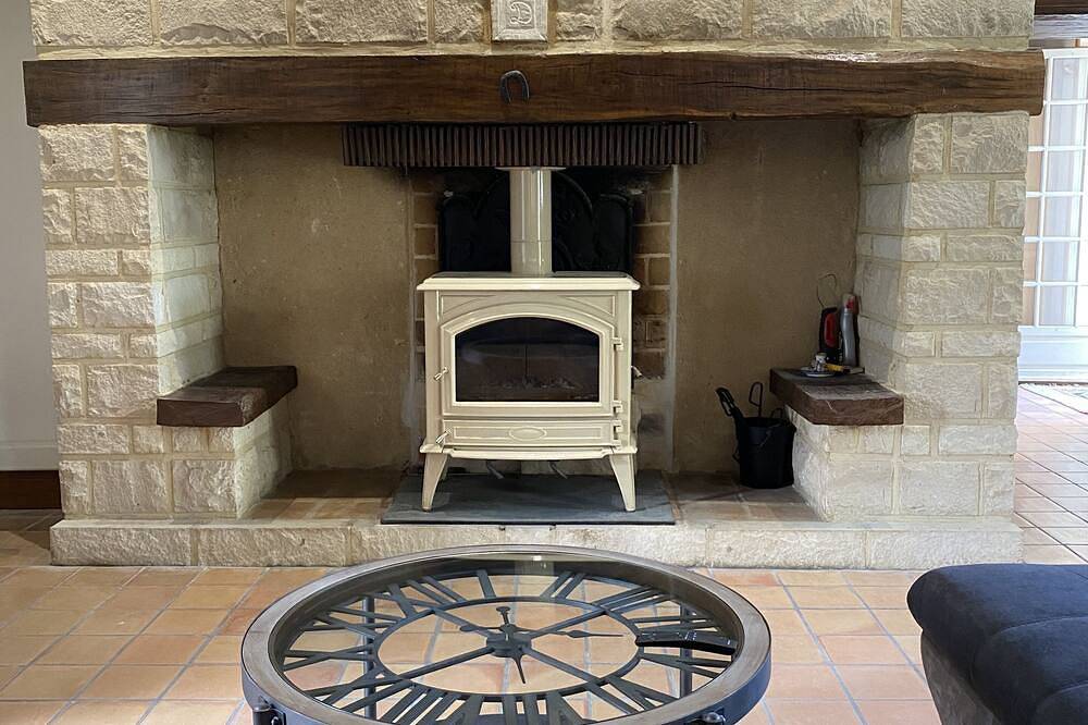 Grande maison, piscine chauffée, jacuzzi et un immense parc. in La Douze, Périgord Blanc