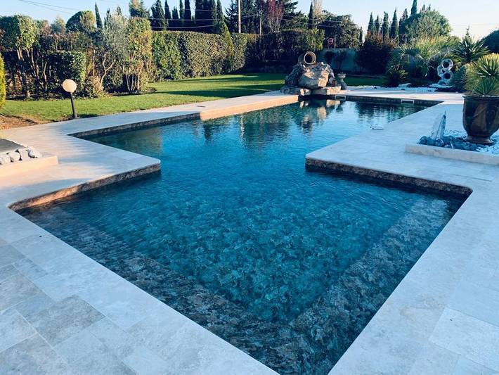 Location de vacances pour 8 personnes, avec terrasse ainsi que jacuzzi et piscine à Montbazin